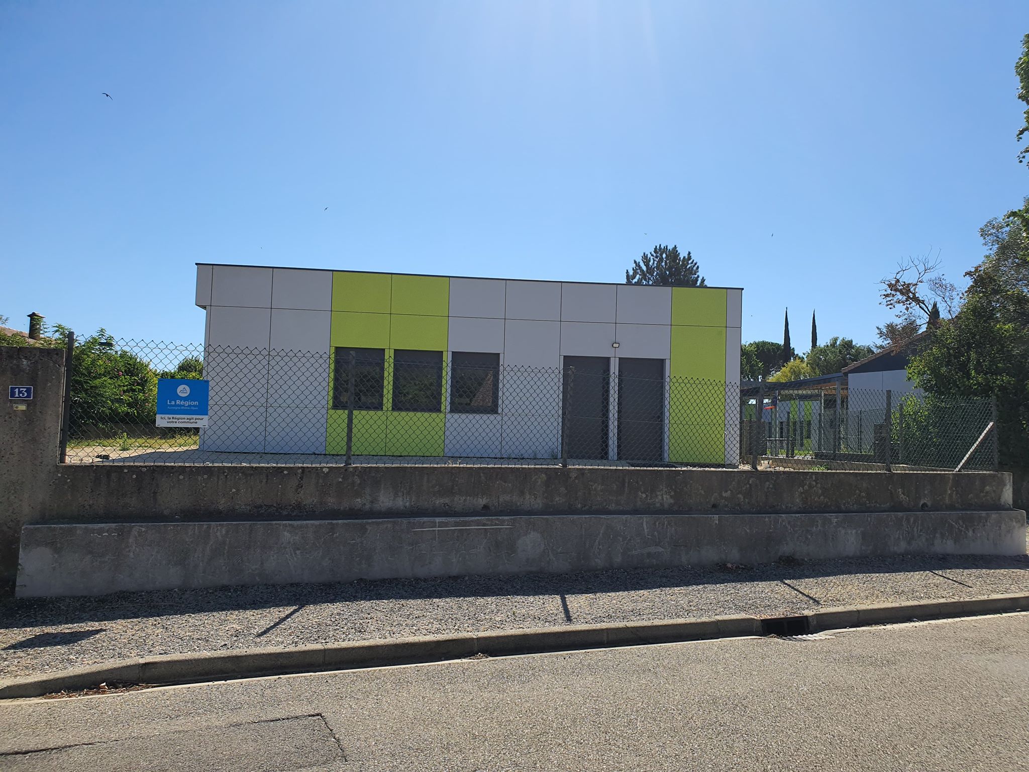 façade école ancone, trespa pvc pose mur